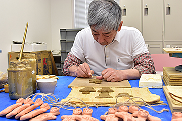 「手作りした素焼きの土偶を入館券として発行」の画像