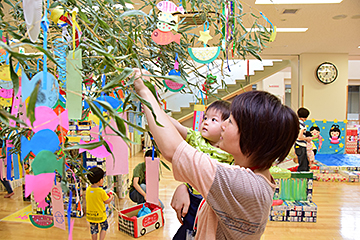 「子育ての駅「ちびっこ広場」で七夕会を行いました」の画像