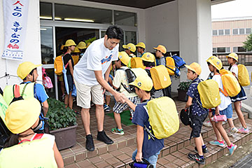 「憧れの佐藤握手の登場に握手を求める児童も」の画像