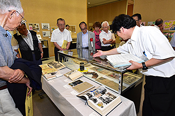 「中央図書館館長が展示物を解説」の画像