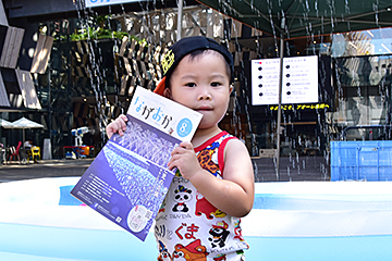 「ちびっこプールで水遊びを楽しんでいた３歳の男の子」の画像