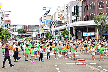 「表町・栖吉小学校合同の吹奏」の画像