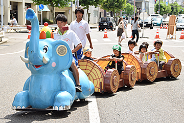 「ぞう列車に乗ってセントラル通りを悠々と走ります」の画像