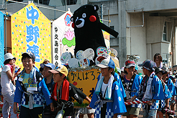 「ユニークな子ども神輿がメイン会場を練り歩きます」の画像