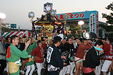 「勇壮な神輿渡御はより一層活気があふれます」の画像