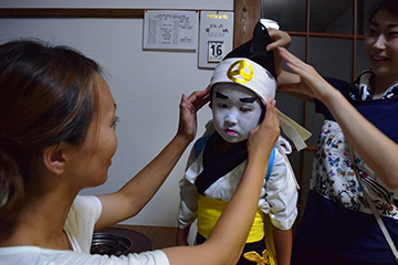 「参加する子どもたちは顔を白塗りし烏帽子を身に付けます」の画像