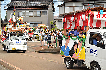 「各集落のユニークな山車が地域内を回りました」の画像