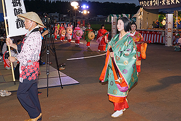 「みやびな衣装に身を包んだ平安行列」の画像