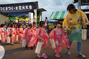 「小国和紙で作られたちょうちんを手に持ち参加した保育園児たち」の画像