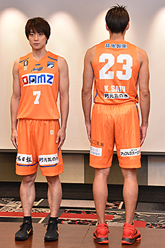 「選手のユニフォームには「アオーレ長岡」のロゴマークが」の画像
