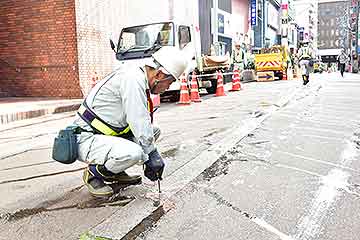 「一つずつ手作業で確認していきます」の画像