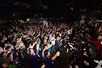 「声を合わせて乾杯」の画像