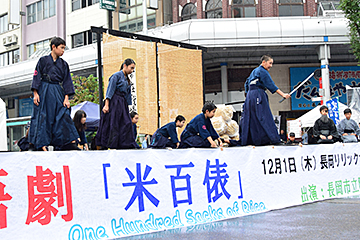 「阪之上小学校の６年生は英語劇の一部を披露」の画像