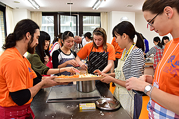 「長岡の学生とカレーライス作りで交流」の画像