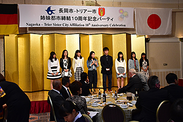 「10周年記念パーティーには約140人が参加」の画像