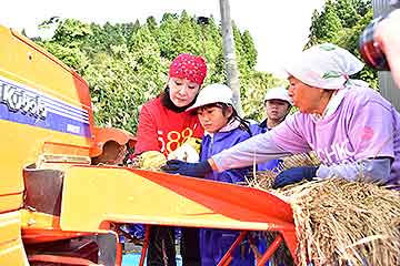 「「小林幸子田」で取れた稲の脱穀作業を行いました」の画像