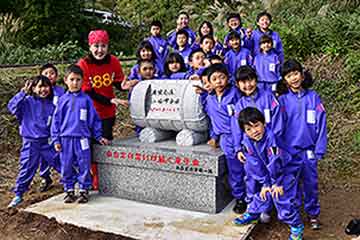 「石碑には小林さん直筆の文字が刻まれています」の画像