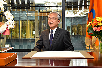 「市長室の椅子に座る磯田市長」の画像