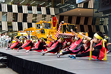 「市歌「笑顔いきいき」と踊りを披露」の画像