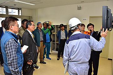 「担当者が発電量や電力会社への送電方法を説明」の画像