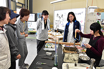 「ガラス工房では普段は見られない制作の様子を見学」の画像