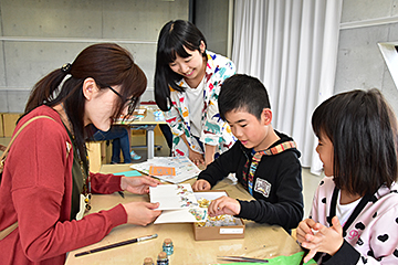 「はがきに金箔を貼り模様を付ける箔貼り」の画像