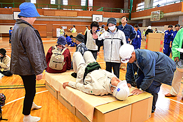 「段ボール製ベッド」の画像