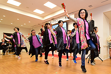 「「よさこいソーラン」で開館をお祝い」の画像