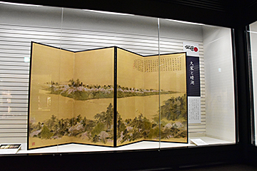 「女流画家・奥原晴湖の代表作「墨堤春色図屏風」」の画像