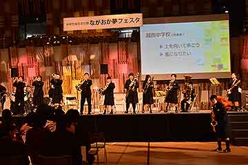 「越路中学校吹奏楽部は２曲を演奏」の画像