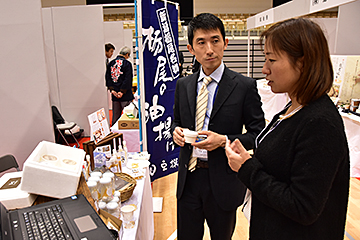 「各ブースには商品の実物や試食がずらり」の画像