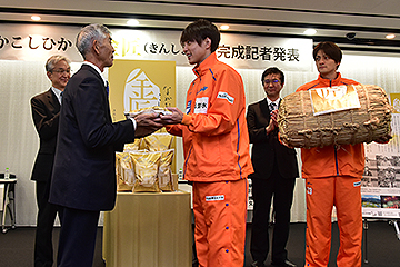 「試食した両選手は、その甘さに驚いていました」の画像