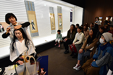 「喜多川歌麿筆「立姿美人図」を再現」の画像