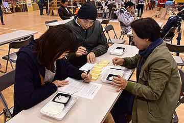 「来場者も審査員さながらの食べ比べをして採点」の画像