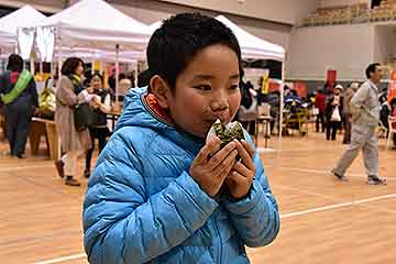 「おにぎり作り体験ブースも大にぎわい」の画像
