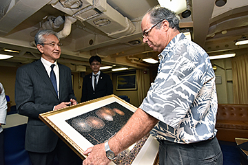 「山下清の「長岡の花火」の複製画を贈呈」の画像