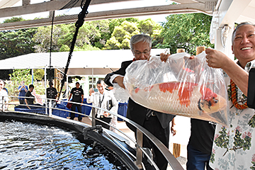「アメミヤ副市長と磯田市長が最初に放流」の画像
