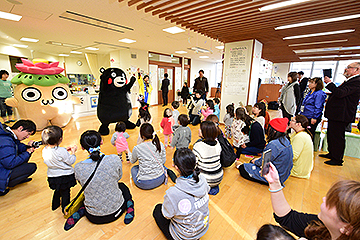 「子どもたちと一緒に元気に体操」の画像