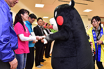 「お礼の色紙も渡されました」の画像