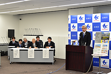「磯田市長による記者会見の様子」の画像