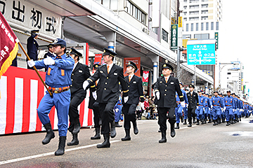 「消防団員約1,300人による分列行進」の画像