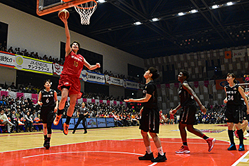 「アグレッシブなプレーの渡嘉敷来夢選手」の画像