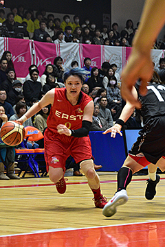 「素早い攻めを見せる吉田亜沙美選手」の画像