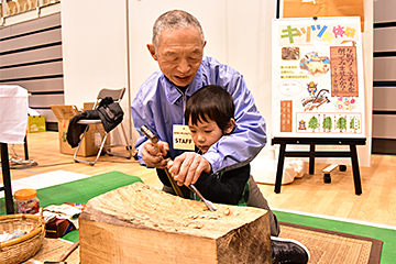「香木を与板打刃物のノミで削る体験」の画像