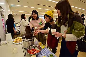 「女子にうれしいチョコファウンテンも設置」の画像