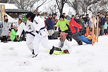 「メインイベントの「雪上そりレース」」の画像