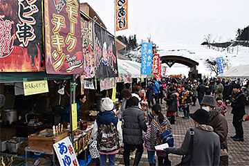 「あったか料理がたくさん並ぶグルメテント村」の画像