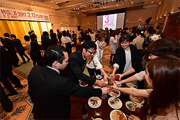 「久しぶりの再会や新たな出会いを喜ぶ笑顔であふれていました」の画像