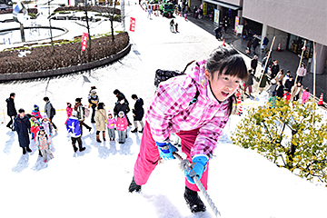 「一歩ずつ頂上を目指した雪壁のぼり」の画像