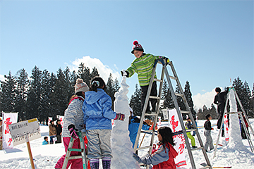 「大人気イベントの雪積み合戦」の画像